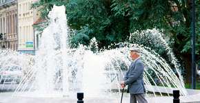 Ensaio retrata o cotidiano de idosos nas ruas da Europa