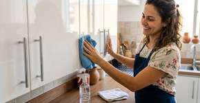 Os armários da cozinha acumulam gordura diariamente: como limpá-los sem produtos químicos e manter a limpeza por mais tempo