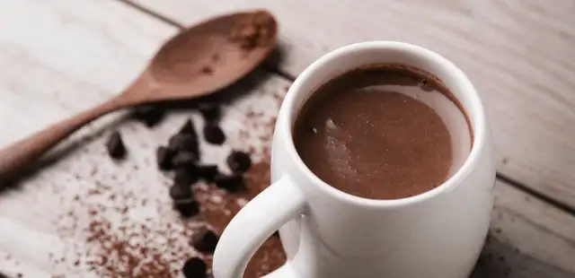 Aprenda a preparar um chocolate quente cremoso sem amido e creme de leite