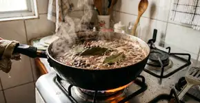 Folha de louro na água do feijão: o que acontece quando ela é colocada desde o início do cozimento