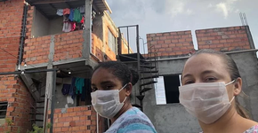 Em Paraisópolis, mulheres levam marmitas a famílias vulneráveis