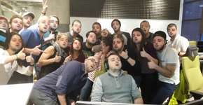 Homem cai no sono durante o trabalho e amigos não deixam barato