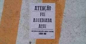 Alunas da PUC-SP espalham cartazes para denunciar assédio sexual