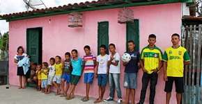 Na tentativa de ter uma menina, casal tem 13 filhos homens