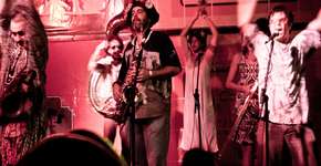 Bloco Os Siderais faz baile ao ar livre no Centro