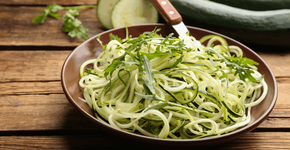 Receita de macarrão de abobrinha saudável e vegana pronta em apenas 15 minutos