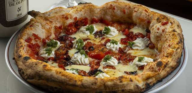 Páscoa com propósito: pizzaria transforma pedidos em doações e brinda clientes com vinho