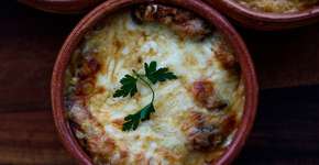 Sopa de cebola gratinada aquece a alma e é saborosíssima