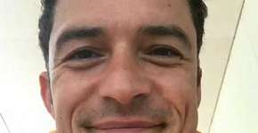 Orlando Bloom tatua nome do filho errado em código morse