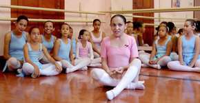 Bailarina usa vibrações do som para ensinar dança a meninas surdas