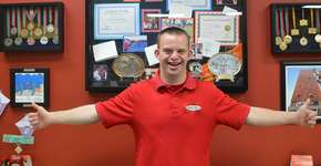 Portador de Down, dono de restaurante distribui abraços aos clientes