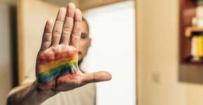 Estudante leva socos em ônibus por homofobia e não recebe ajuda