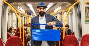 Casal brasileiro viaja o mundo vendendo brigadeiros de forma inusitada