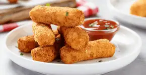 Palitos de queijo crocantes, dourados e com aquele puxa-puxa de queijo cremoso