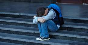 Jovem mata irmã e mãe diz que é um menino de ouro, mas doente