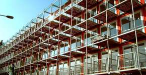 Condomínio estudantil feito com contêineres resolve problemas de moradia e meio ambiente