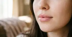 3 dicas para tratar lábios escuros e restaurar a cor rosada natural