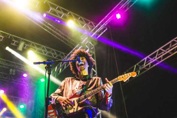 Dinho, vocalista do Boogarins
