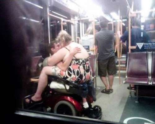 Fotos de casais flagrados em momentos íntimos no espaço público (Reprodução/CollegeHumor)