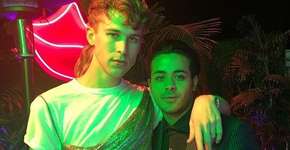 Ator de ’13 Reasons Why’ arrasa com vestido em festa de premiação