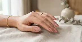 Adeus às unhas vermelhas: essa é a cor que triunfará em 2026 para manicures elegantes