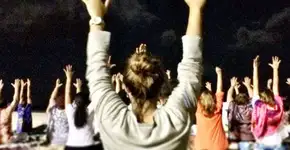 Meditação coletiva dá boas vindas à lua cheia