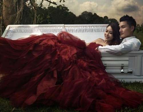 Noivos posaram em um caixão (Imagem: Divulgação/Jenny Tay)