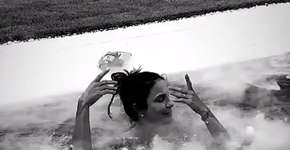 Ivete Sangalo e filho se divertem em piscina com gelo seco