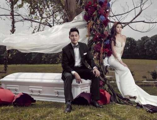 Noivos posaram em um caixão (Imagem: Divulgação/Jenny Tay)