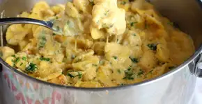 Macarrão com frango em uma panela só