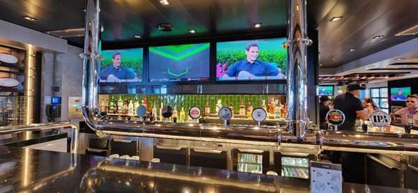 Interior do All-Stars Sports Bar com petiscos exclusivos