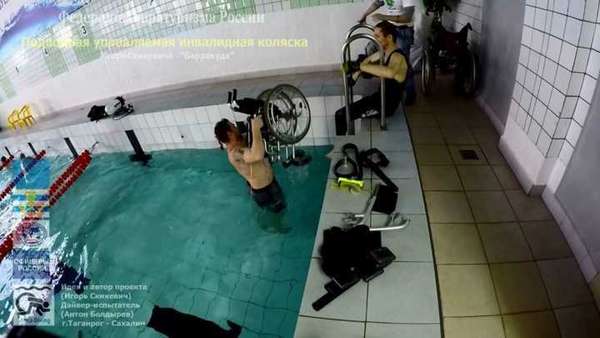 Paraplégico, ele teve a ideia de acoplar motores à propulsão e tanques de oxigênio em uma cadeira de rodas