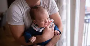 Pediatra enumera técnicas que podem ajudar a lidar com choro de bebês