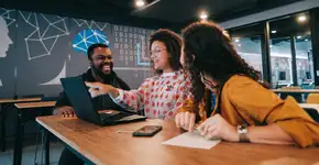 Conheça a 1ª escola de inglês gratuita para pessoas negras