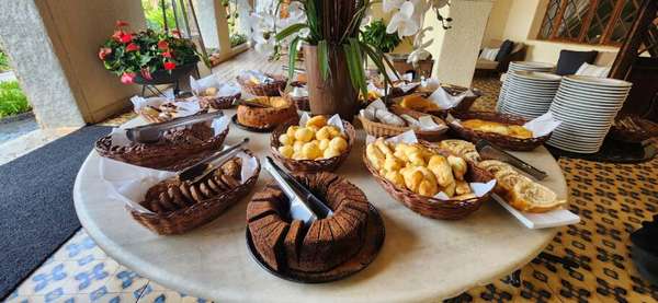 Chá tarde servido na área exterano do hotel