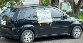 Mulher descobre traição e cola bilhete com um conselho no carro do ex