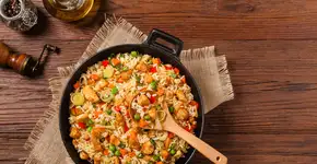 Frango rústico com arroz de uma panela só que vai te fazer esquecer o delivery