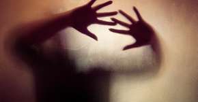 Homem raspa cabeça da esposa após encontrar cabelo no café da manhã