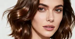 O corte de cabelo que dá volume natural e brilho muito rápido que virou tendência em 2025