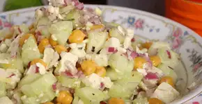 Receita fácil para o almoço: faça uma salada cremosa e refrescante