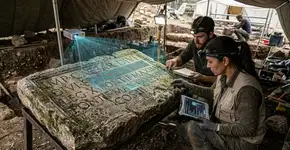 Arqueólogos estão recorrendo à inteligência artificial para decifrar uma inscrição romana de 2.000 anos, e o que está escrito na pedra pode mudar tudo o que pensávamos saber sobre um antigo jogo perdido