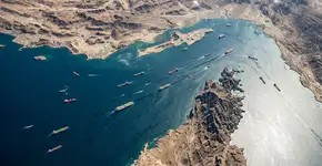 Há poucos dias, uma média de 95 navios passavam pelo Estreito de Ormuz por dia, incluindo cerca de 55 petroleiros, mas agora a queda acentuada no tráfego ameaça transformar uma crise distante em um problema muito real para milhões de pessoas