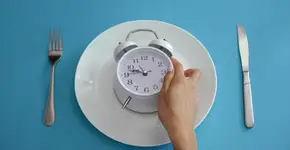 Por que comer neste horário desregula os níveis de açúcar no sangue?