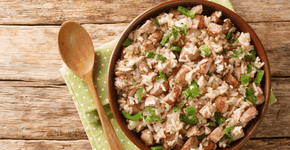 Arroz carreteiro pronto em minutos na panela de pressão com gostinho de comida caseira