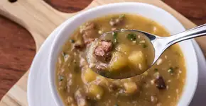 Caldo de mandioca com carne e bacon: conforto em cada colher