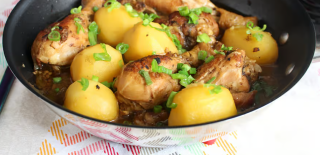 Frango com batata na frigideira para um almoço completo