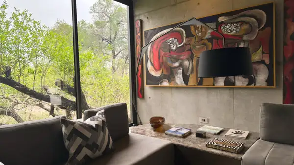 Sala de descanso de uma das vilas que, como todos os ambientes, são decoradas com arte sul-africana