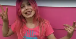 Menina trans de 8 anos protesta contra grupo anti-LGBT
