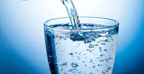 Água com gás ajuda a emagrecer? Médico esclarece a questão