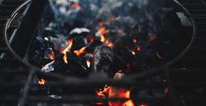 Por que é preciso jogar sal sobre as brasas do churrasco e para que serve